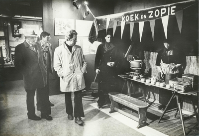 NNC-82-126-01 Opening van de expositie 'Volendam in de winter'.